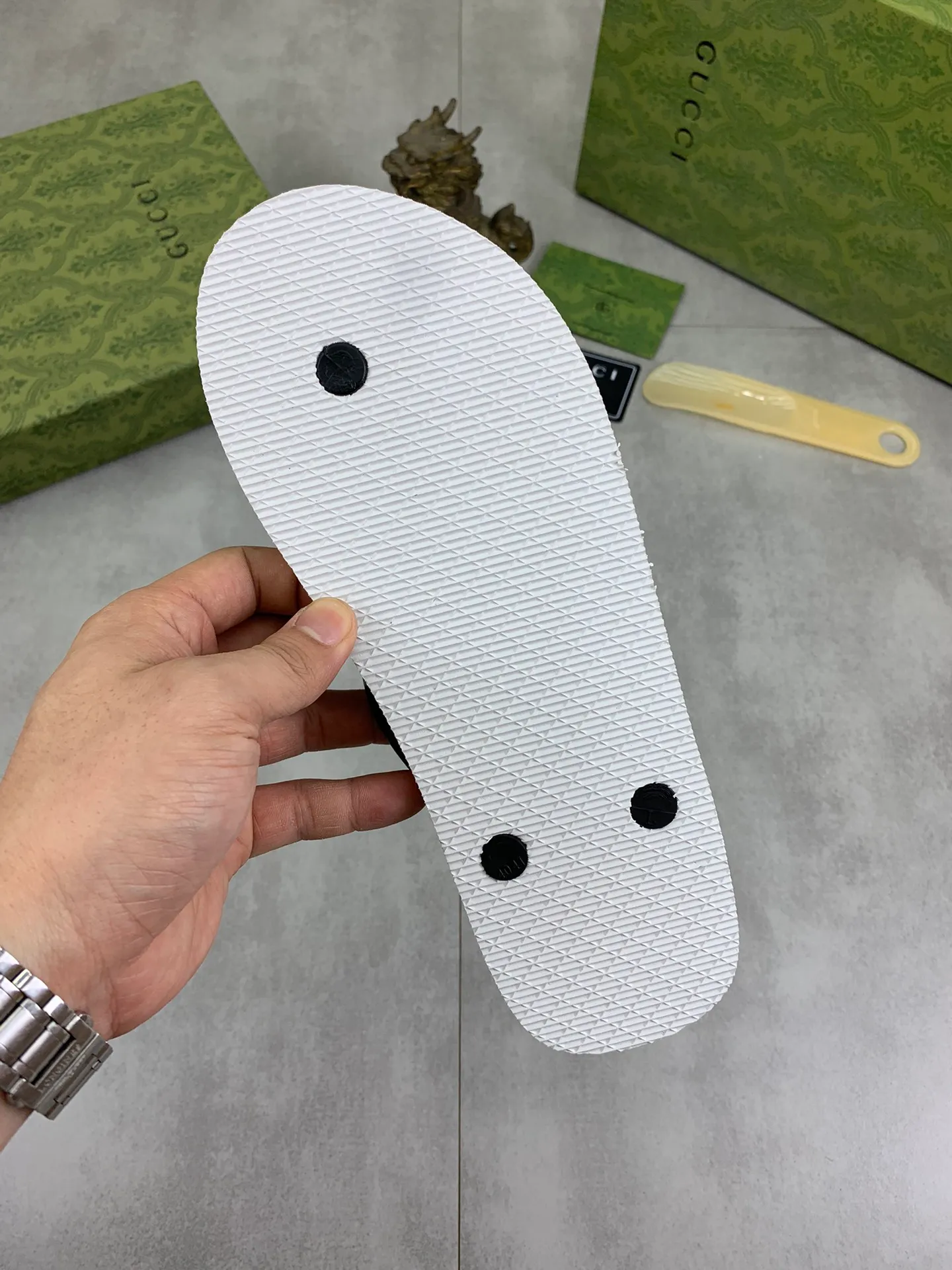Men's men's shoes 💰P220💰【New style】🆘【GUCCI】Official website's popular Gucci adult couple 🧑‍🤝‍🧑 style, children's flip-flops are on sale at the counter simultaneously! Original fabric imported from Italy. Original bottom provided by the original factory. Size: Adult 36-45. Children’s size: 30-37. Multiple colors available.